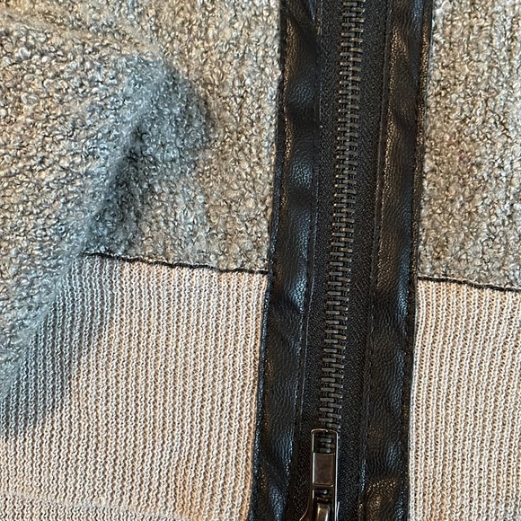 Pookie and Sebastian 3 toned sweater with leather zipper - size large - Picture 3 of 3